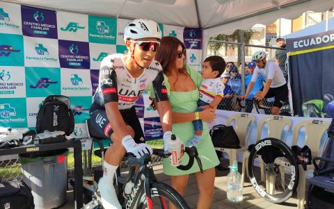 El Lagarto Narváez con su esposa Génesis y su hijo Lucas en el nacional de ruta.