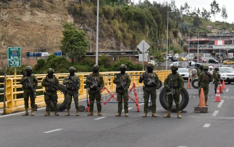 Militares ecuatorianos vigilan la frontera terrestre de Ecuador con Colombia este sábado, en el Puente Internacional de Rumichaca (Ecuador).