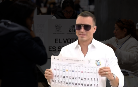 Daniel Noboa votó en compañía de su esposa e hijos.