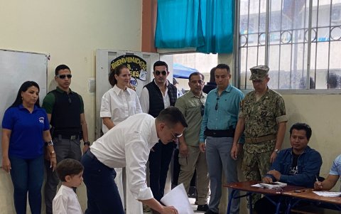 Daniel Noboa ejerció su derecho al voto en Olón.