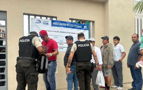 La Policía Nacional realiza controles a la entrada de los recintos.