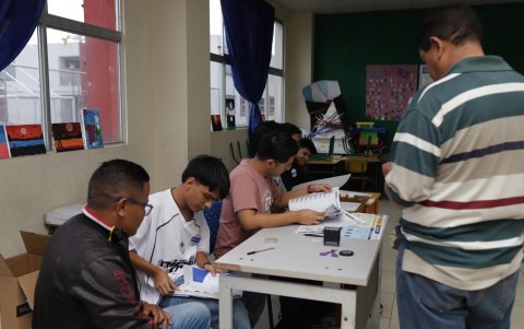 Las personas presentan su cédula para ejercer el voto.