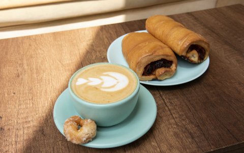 El pan de jamón y los cachitos son los productos emblemáticos de La Cafebrería.