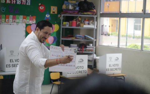 Candidato muestra su voto.