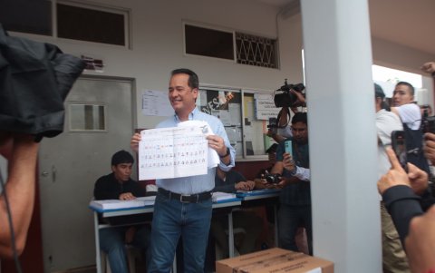 El candidato ejerció su derecho al voto este 9 de febrero.