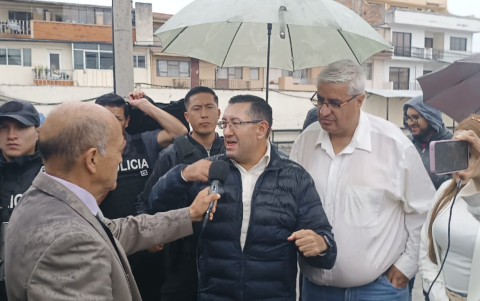 Iván Saquicela, en el momento de emitir su voto, habla sobre las desigualdades en el gasto electoral durante la campaña.