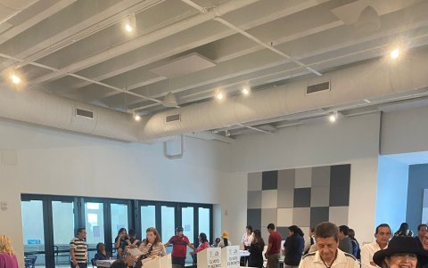 Los votantes esperan su turno para ejercer su derecho al voto en Miami.