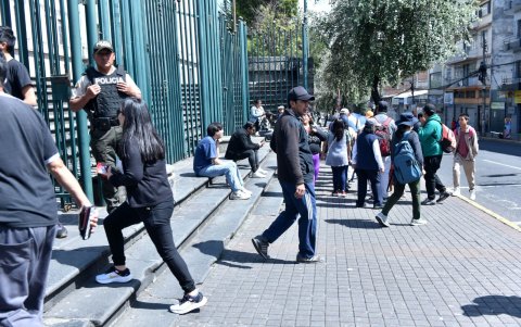 Policías y agentes municipales vigilaban el ingreso al colegio Mejía, en norte de la ciudad, antes del mediodía de la jornada de elecciones.