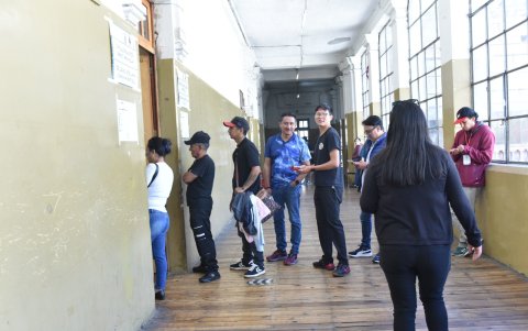 Aunque algunas personas esperaron para sufragar en algunas mesas del recinto del colegio Mejía, las colas no eran largas.