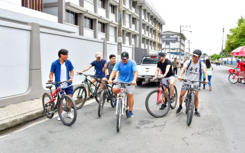 En la ciudad, hubo quienes optaron por movilizarse en bicicleta para evadir el tráfico.