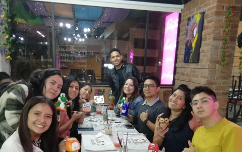 En Colorín Colorado puedes elegir lienzos, totes o figuras para pintar.