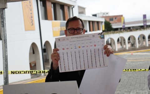 El candidato de la Izquierda Democrática (ID), Carlos Rabascall, expuso su voto y luego depositó las papeletas en una bolsa para voto preferencial.