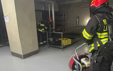 Los bomberos verificaron el sistema de gas en la cocina del Hospital General de Latacunga para prevenir futuros riesgos.