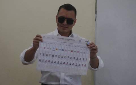 Daniel Noboa votó en compañía de su esposa e hijos.