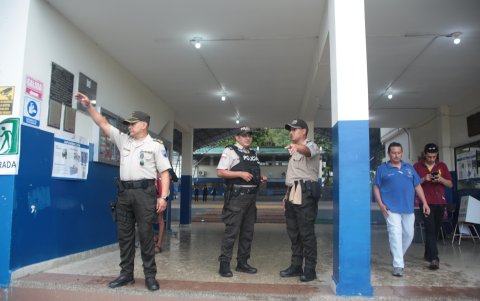 El equipo de EXPRESO fue retirado del recinto electoral por la Policía Nacional tras la negativa del CNE de permitir su cobertura.