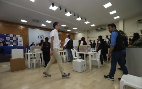 Militares y policías resguardan el auditorio del CNE Guayas, donde se realiza el escrutinio de los votos.