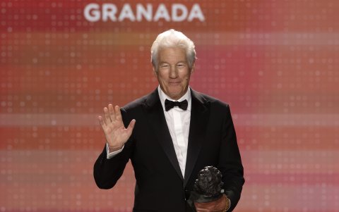 El actor estadounidense Richard Gere recibe el Goya Intarnacional en la 39 edición de los Premios Goya de la Academia de Cine que se celebra en el Palacio de Congresos y Exposiciones de Granada.