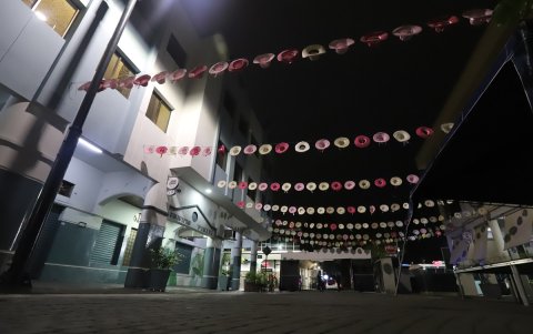 Locales. Los vistosos callejones lucen engalanados en las últimas semanas, pero la mayoría de establecimientos cierran antes de las 18:00.