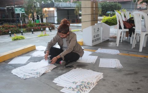 Según los delegados de mesa, en algunos recintos se registraron muchos votos nulos y en blanco.