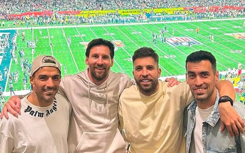Luis Suárez, Lionel Messi, Jordi Alba y Sergio Busquets en el Super Bowl.