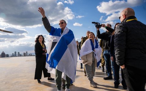 Ohad Ben-Ami (i), uno de los tres israelíes liberados . El grupo islamista Hamás e Israel completaron este pasado sábado un quinto.