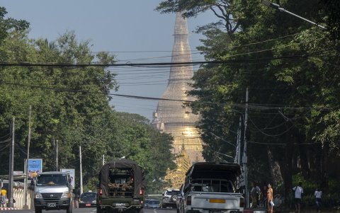 Miembros de la patrulla militar de Myanmar en una calle junto a la Pagoda Shwedagon durante el cuarto aniversario del golpe militar en Yangon el 1 de febrero de 2025.