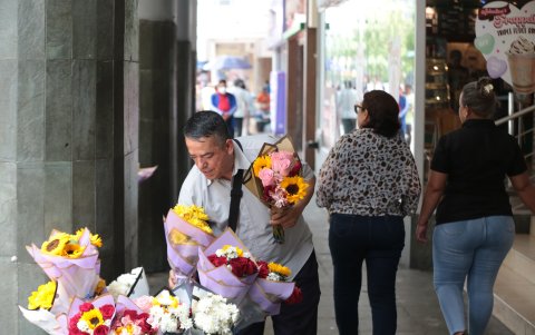 En este mes, los ramos de flores asoman en todos los rincones de la ciudad. Los hay de todos los colores, tamaños, duranción y aromas.