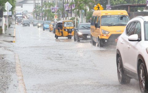 En horas de la mañana, que llovió también en la ciudad, en la vía Daule se registró acumulación de agua en algunos puntos.