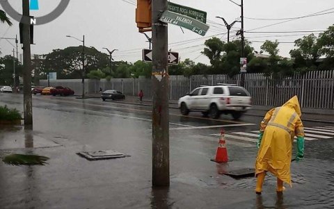 Desde las 18:30, que empezó a llover, se debió levantar algunas alcantarillas para que agua corra. Algunas debieron ser intervenidas: estaban repletas de basura.