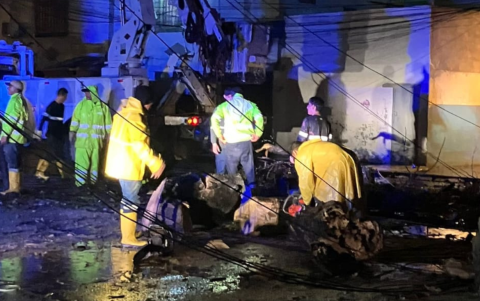 Un árbol cayó sobre las calles Aurora Estrada y Tungurahua, lo que obligó a las autoridades a intervenir para remover escombros y restablecer el paso.