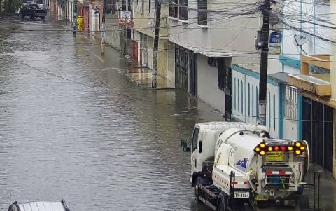 En Guayaquil son varias las calles que aún a esta hora, 9:00, permanecen con agua acumulada. Los barrios la Alborada y Sauces constan entre los afectados.
