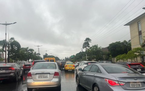 Las precipitaciones también complicaron la circulación en toda la avenida Samborondón (vía principal de La Puntilla).
