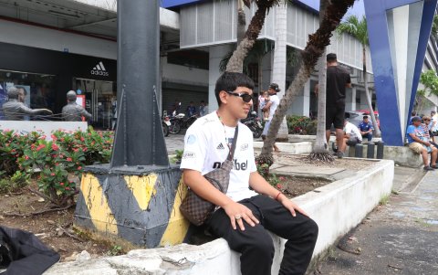 1Erick Chacha le toco esperar desde la mañana en el Capwell, llegó desde Esmeraldas.