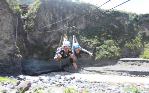 La pareja realizó canopy en Baños de Agua Santa, provincia de Tungurahua.