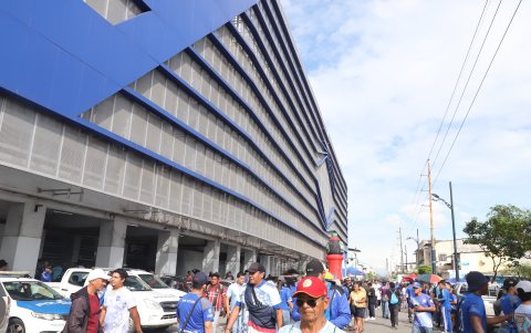 Los hinchas de Emelec llegando en gran número a la presentación del equipo.
