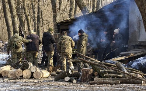 Elementos de la 3.ª Brigada de Tanques Separada de las Fuerzas Terrestres de Ucrania cerca de la línea del frente en un lugar no revelado de la región de Kharkiv.