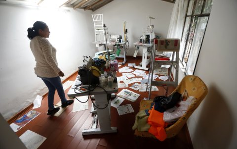 Daños. El taller de costura de Sonia Guaña resultó afectado. Máquinas y telas se mojaron.