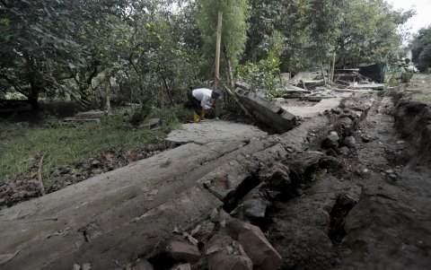Afectación. El río que se formó por la lluvia destruyó un muro y propició el ingreso del agua al predio.