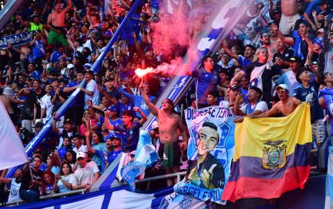 Los hinchas del equipo eléctrico llegaron a poner el color a las gradas del Capwell.
