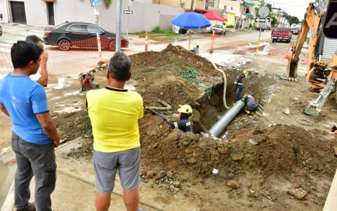 Daños. De acuerdo con la empresa a cargo de la distribución de este líquido vital, Interagua, la afectación al suministro de este servicio se debió a daños en tuberías del sector.
