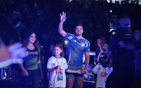 Alexander González durante su salida en la presentación de la plantilla.