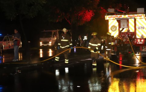 Personal del Cuerpo de Bomberos de Guayaquil atendieron la emergencia, reportada la noche del martes 11 de febrero.