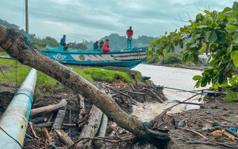 La lluvias provocan la crecida del agua.
