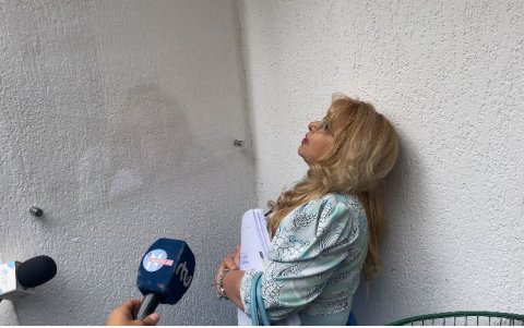 La jueza Nubia Vera acudió el 12 de febrero al Ministerio de Trabajo para verificar el cumplimiento de la colocación de la placa, pero no se podía leer.