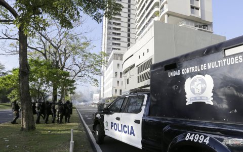 Elementos de la policía vigilan un área durante protestas este miércoles en la cinta costera en Ciudad de Panamá (Panamá).