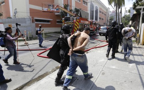 Policías antidisturbios custodian a integrantes de grupos sindicales durante protestas este miércoles en Ciudad de Panamá (Panamá).