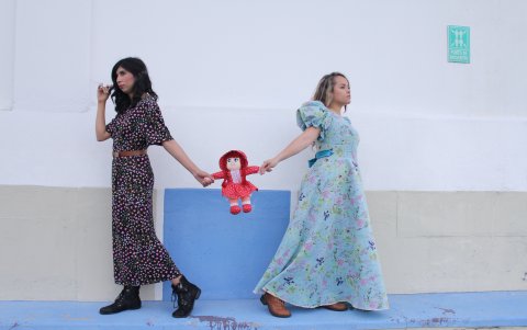 La obra sigue a las dos amigas de la niñez a la juventud durante los años cincuenta en Nápoles, Italia.