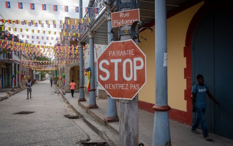 Cotidianidad. Varias personas caminan por una de las calles, en el centro de la ciudad de Jacmel.
