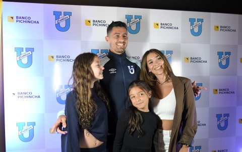 Facundo Martínez junto a su familia en la presentación del plantel del Trencito.