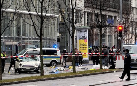 Servicios de emergencia en el lugar después de que un automóvil atropellara a un grupo de personas que asistían a una manifestación del sindicato Ver.di en Múnich, Alemania, el 13 de febrero de 2025.
